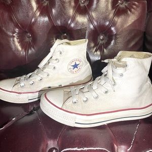 White Converse Size 5 M / 7 W